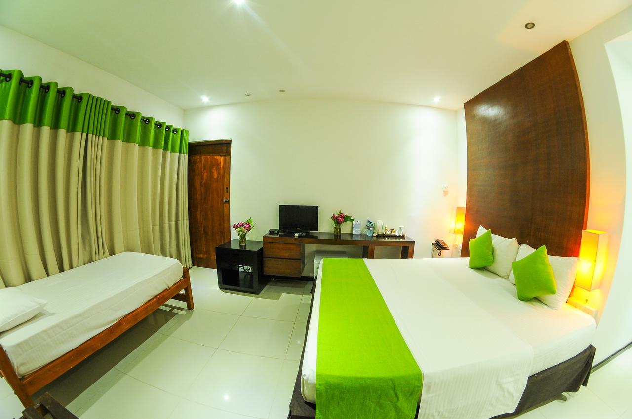 Lake Wind Hotel Tissamaharama Extérieur photo