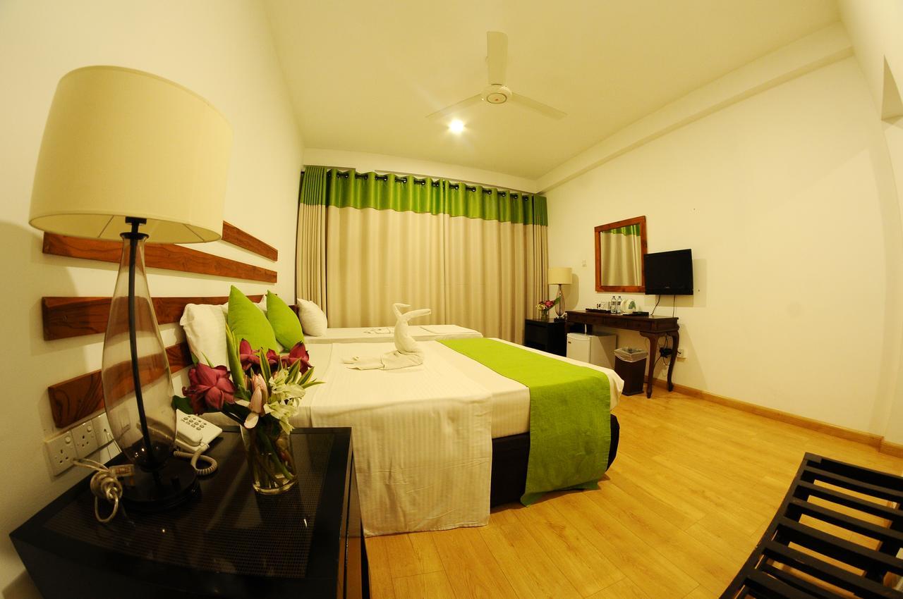 Lake Wind Hotel Tissamaharama Extérieur photo