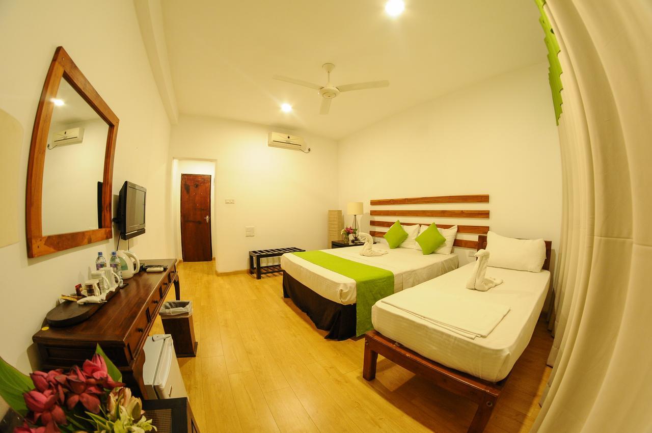 Lake Wind Hotel Tissamaharama Extérieur photo