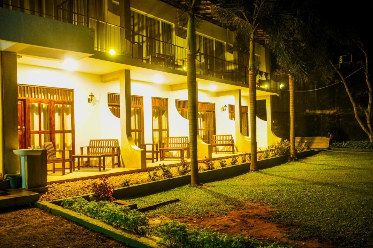 Lake Wind Hotel Tissamaharama Extérieur photo