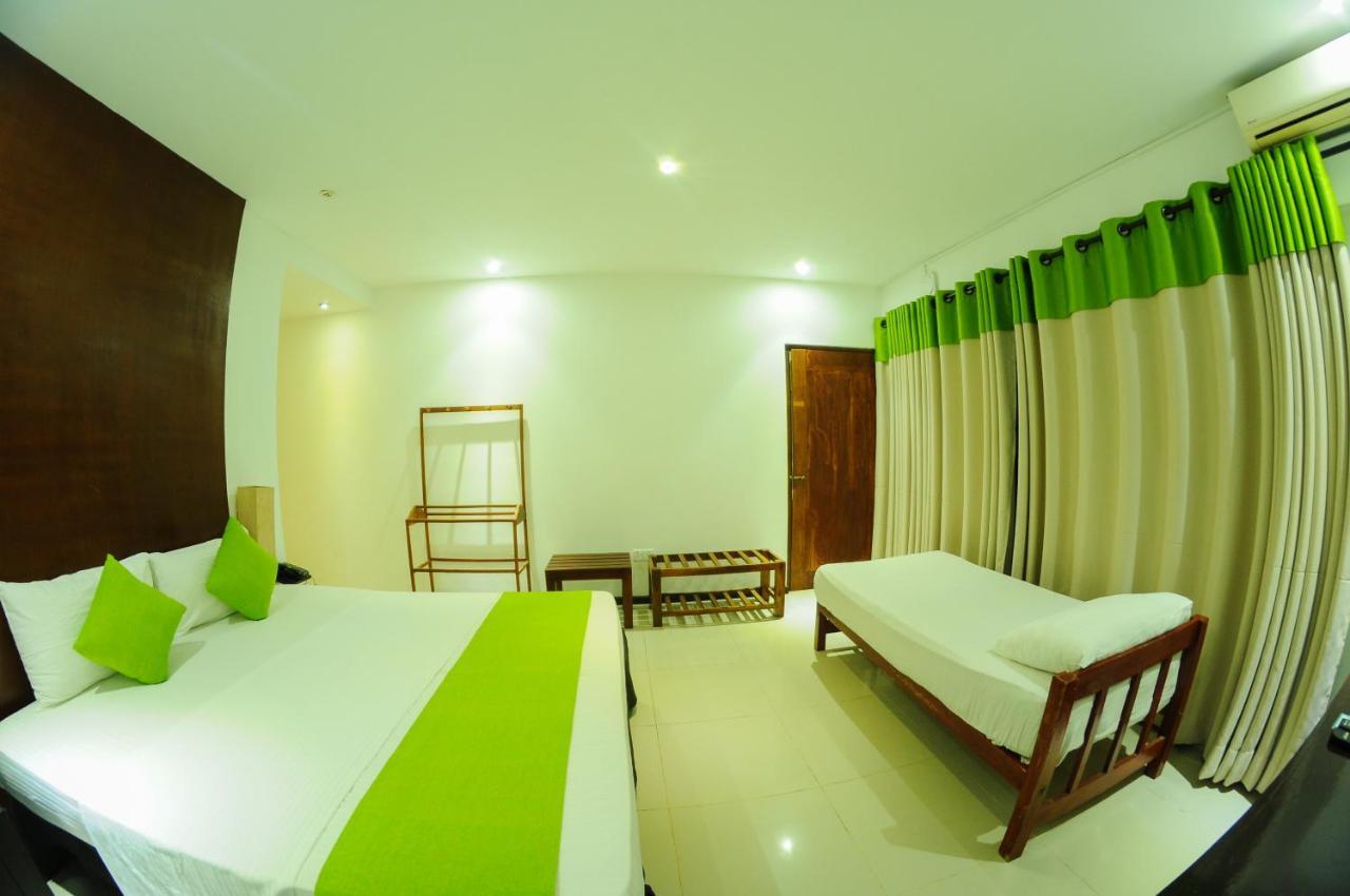 Lake Wind Hotel Tissamaharama Extérieur photo